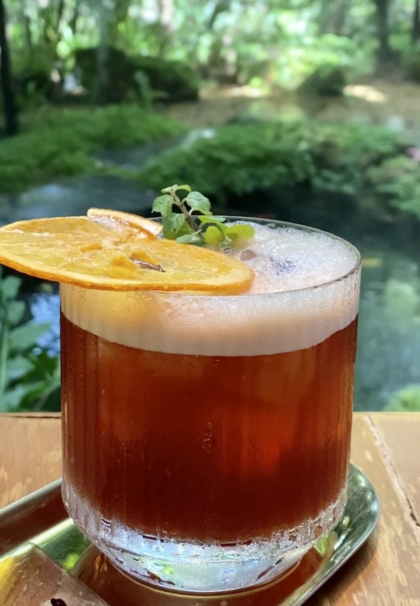 aroiguru's tweet photo. แวะมาคาเฟ่สุดชิลในเชียงใหม่ ORB Cafe ชอบความร่มรื่นโซนข้างนอกสุด 🥰 วันนี้ลอง Iced Americano กาแฟหอมเข้มมากก 🤩 @aroii @Kin24hrs @hungrybearrrr @CAFETELLER @ReviewCafe_TH #aroiguru #chiangmaicafe https://t.co/6PVEQgdvae