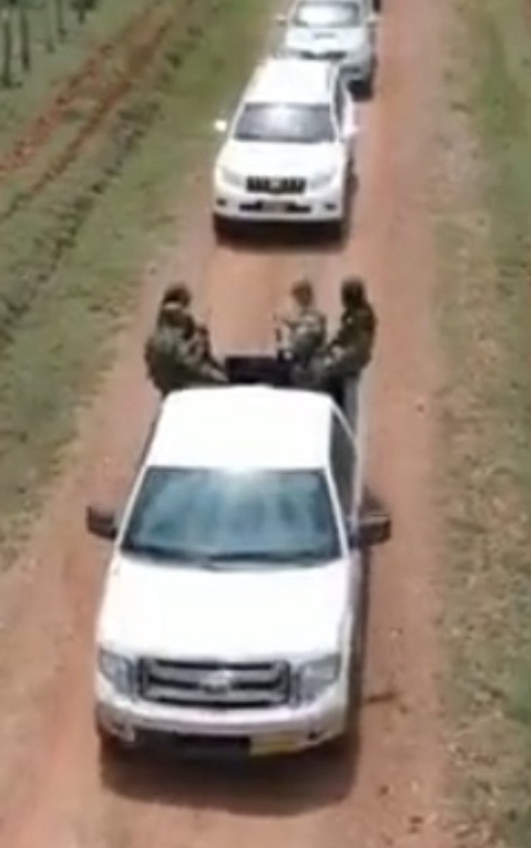 gener_usuga's tweet photo. Claro que si son paramilitares. Ningunos granaderos indefensos. Ni hunos campesinos a caballo como dijeron en la @WRadioColombia esta mañana.

Camionetas motos hombres y armas. https://t.co/Kn0uqqlr7c