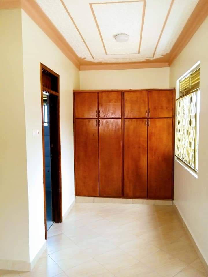 DanidoProperty's tweet photo. Brand New 🆕 Flat House up for sale in Seguku_katale_Entebbe road::3bedrooms_2bathrooms_Terrace seated on 40ftby60ft asking price 190millions_Ugx negotiable (Agreement sale)call on https://t.co/3oc8RyuV6Y