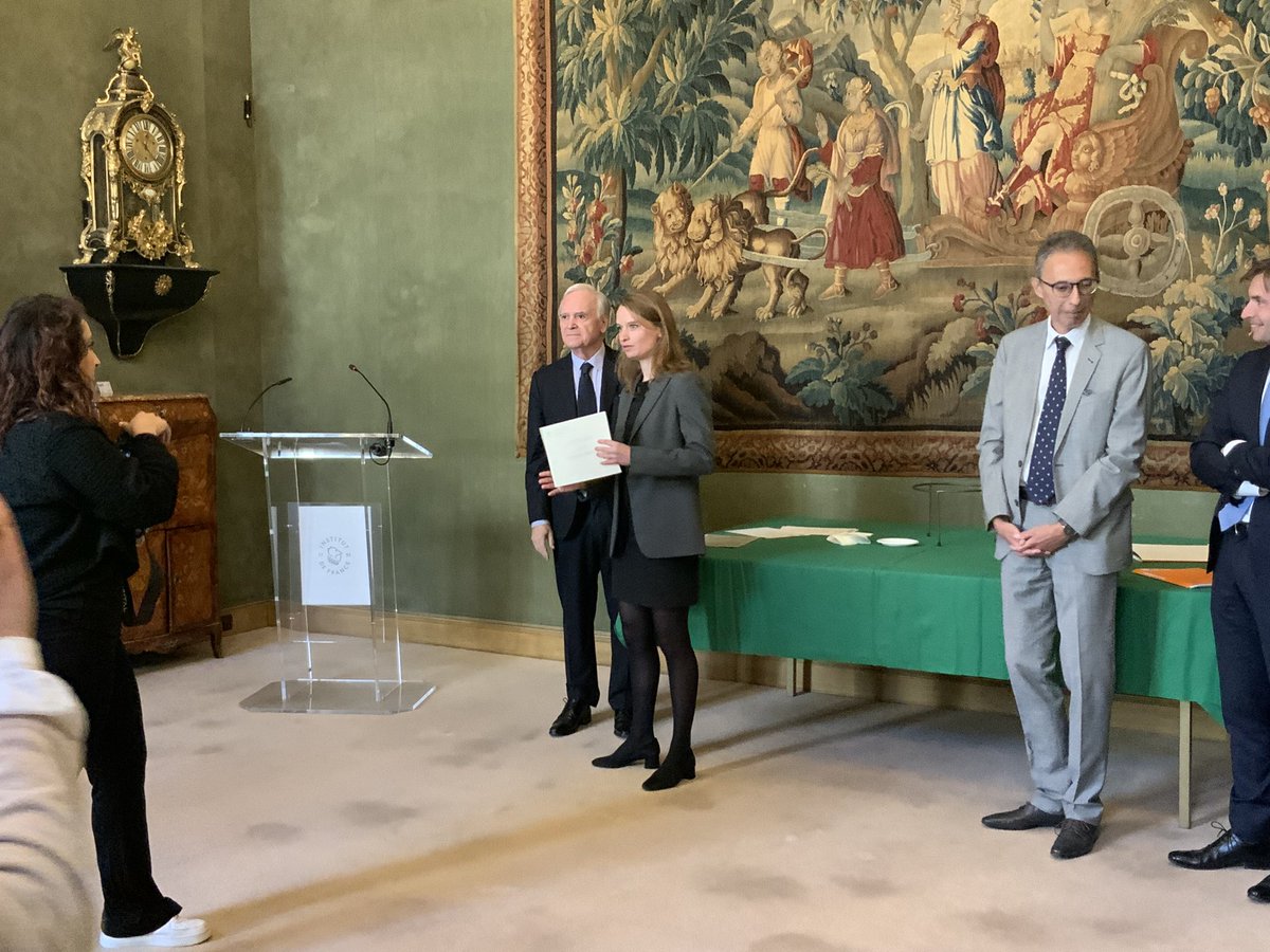 Toutes les chaleureuses félicitations de l’Académie et de l’ensemble des parties prenantes du <a href="/ConcoursSolon/">Concours Solon</a> à Madame Solène Roland, lauréate 2021 de ce très beau Prix de légistique Solon qui lui a été remis ce matin par Yves Gaudemet, membre d’<a href="/ASMP_officiel/">Académie des sciences morales et politiques</a>.
