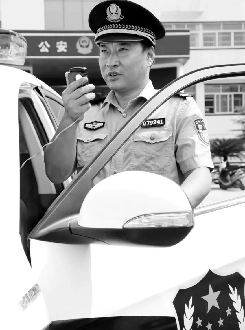 TinaTan01495509's tweet photo. 推友们，请你们为英雄停留一秒钟可好？
危急关头，程凯用尽全力一把将身边战友推开，自己连同侧翻车辆一起跌下陡坎，被压在车身之下。程凯因重压窒息，壮烈牺牲，年仅47岁！ https://t.co/rcUiNpQAsz