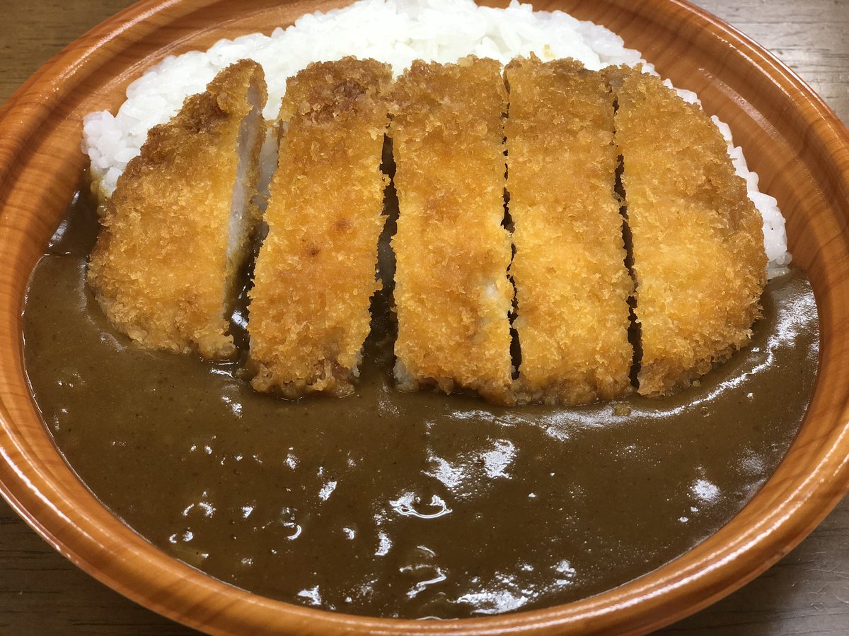 今日の賄い🍱 ✨✨✨✨✨✨✨✨✨✨ の カツが柔らかくて 美味しかった😄 勿論カレーも美味しかった