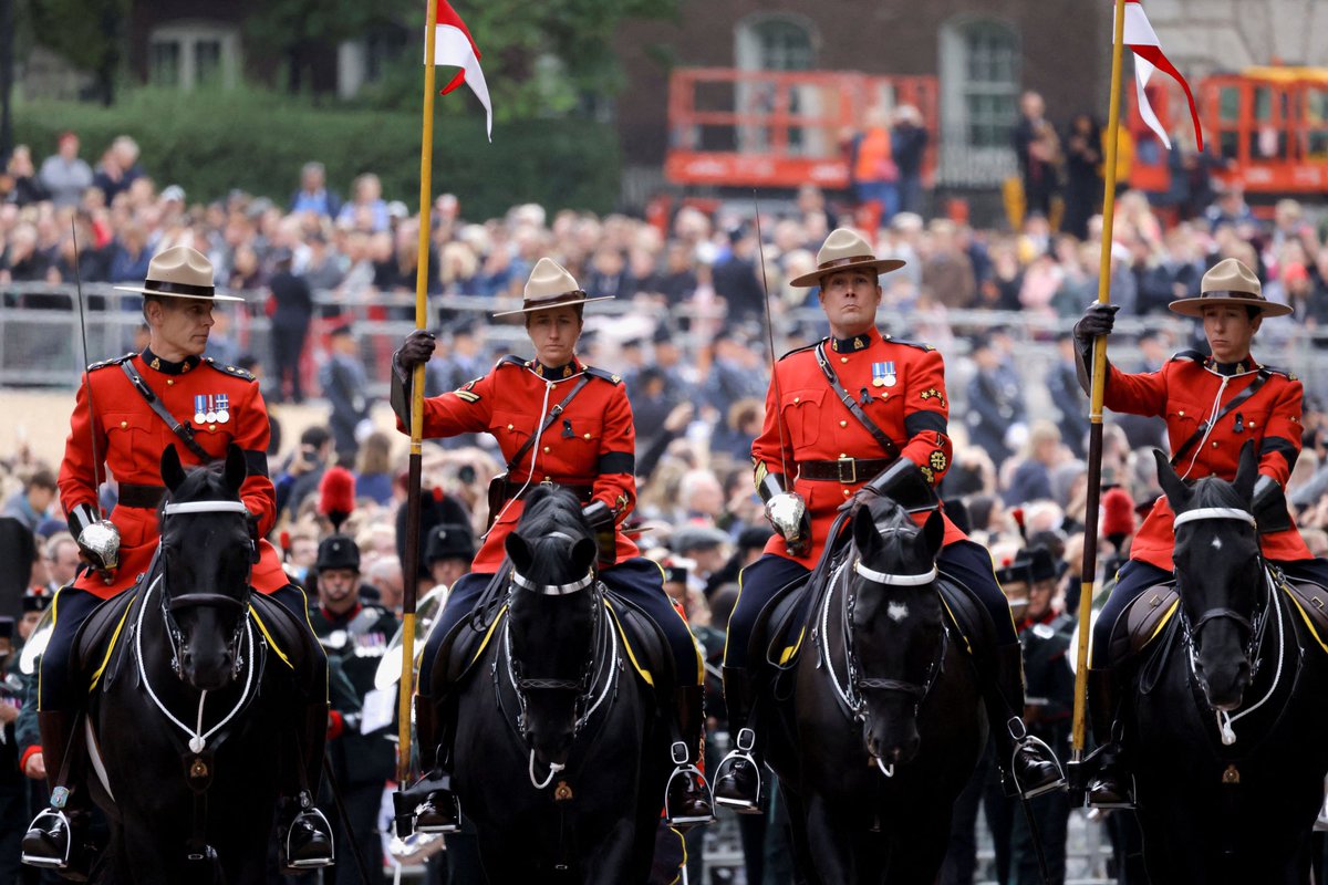 The Royal Canadian Mounted Police lead Her Majesty The Queen’s funeral procession in London riding horses that the Mounties have gifted to The Queen over the years. As Queen of Canada, Her Majesty was the Commissioner-in-Chief of the RCMP. 🐴🇨🇦

#cdnpoli #cdncrown