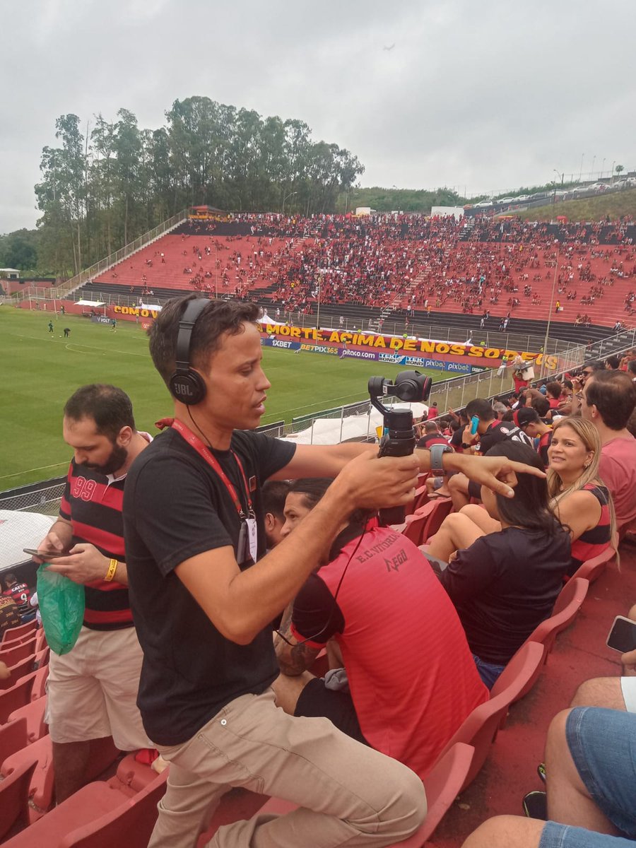 Lucimarioribei6's tweet photo. Jornalizando! #Cameradotorcedor #ECVitória #barradao #vitoria #soccee #Brasileirão https://t.co/8JZYWSsLUw