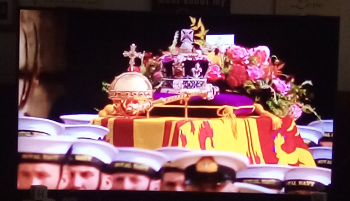 ScullyScully73's tweet photo. #PompandCeremony 🇬🇧 at its finest
God Bless You Ma'am 🙏
#QueensFuneral https://t.co/SoJKx7YCun