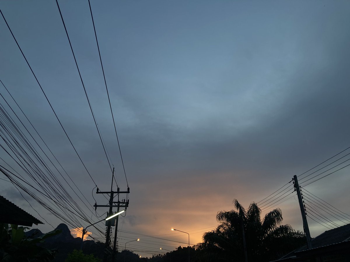 Dopamine_ee's tweet photo. จังหวะของชีวิต มันก็เหมือนสีของ ท้องฟ้า

#ท้องฟ้า https://t.co/d4J59QzA8u