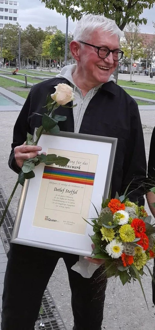 ingo_paetzold's tweet photo. Am vergangenen Freitag wurde #DetlefStoffel für sein Lebenswerk, den Aufbau der Bielefelder Schwulenbewegung vor 50 Jahren und sein langjähriges Engagement für die Community mit dem BieQueer Award geehrt. https://t.co/ZvRMpDy8AO