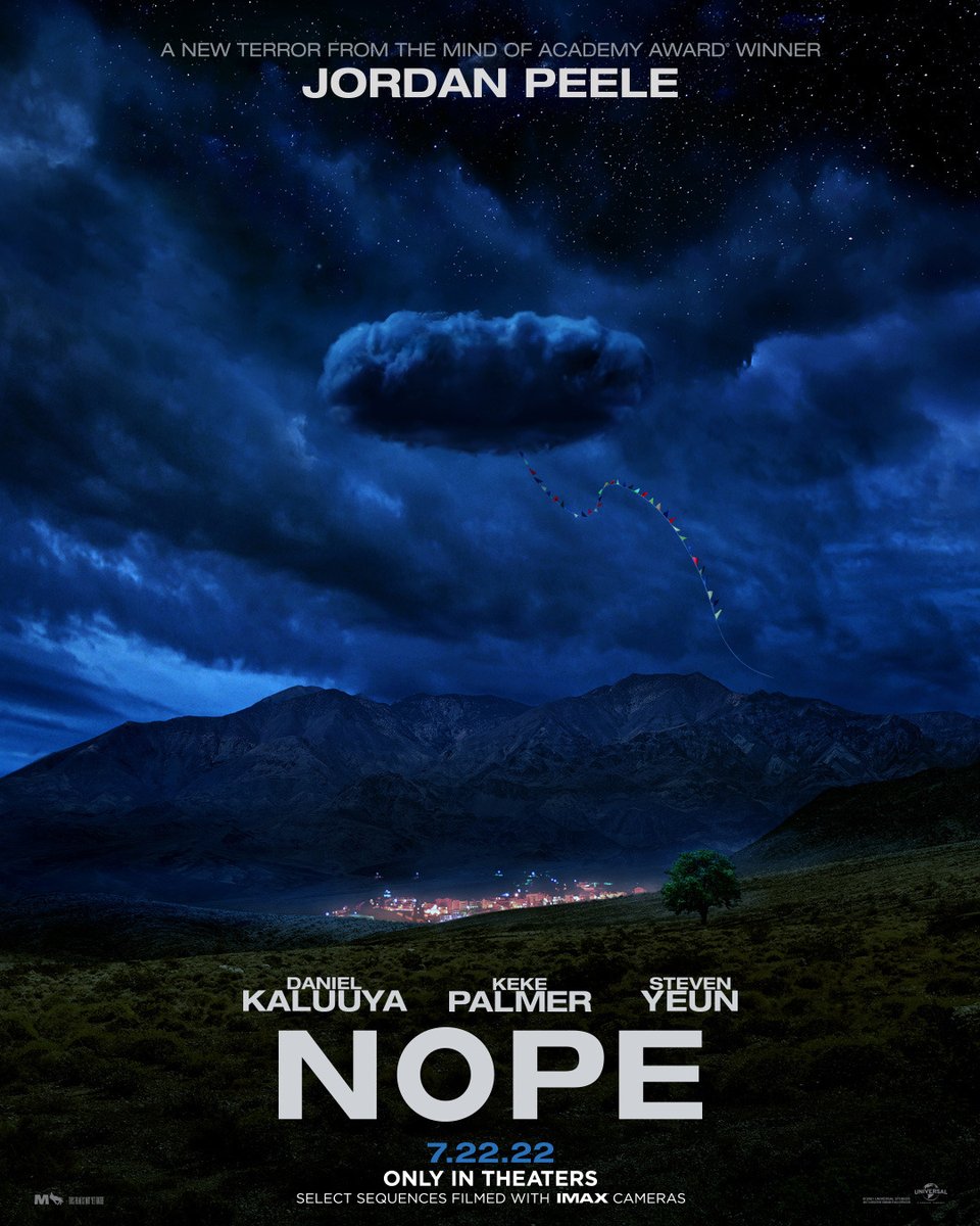 @nopemovie 今頃『NOPE/ノープ』のパンフ読んでたんだけど、ジョーダン・ピール監督が、シレッと

「僕の作品は全て同じユニバースを舞台にしている」

とコメントしててヒックリ返った。は??!

『NOPE/ノープ』
『US(アス)』
『ゲット・アウト』

同じユニバースの話なの??! 