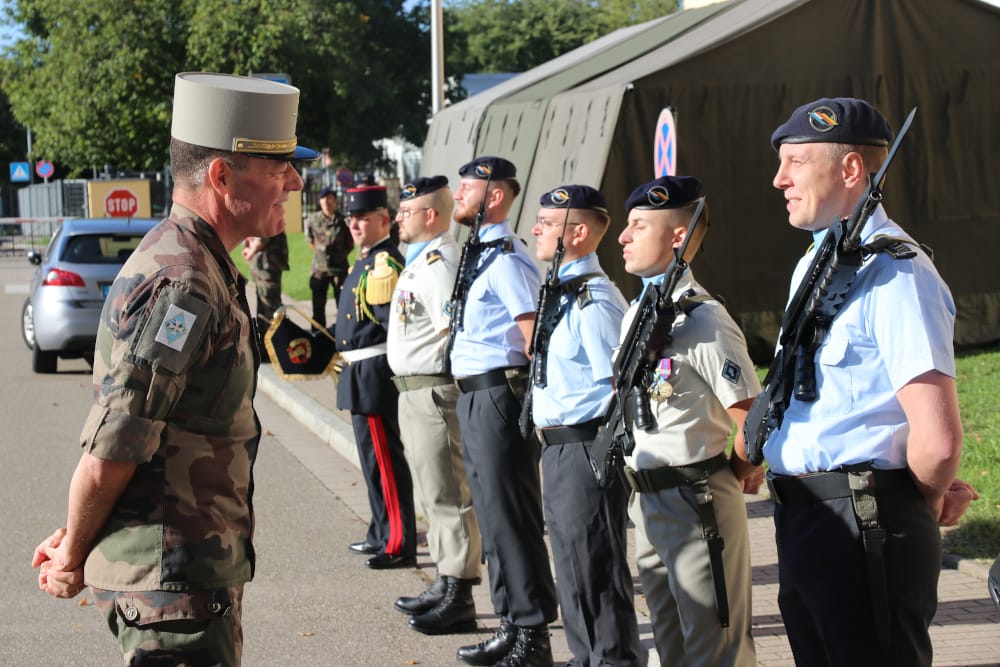 1reDivision's tweet photo. 🇨🇵🇩🇪Visite de Commandement
Aujourd’hui, le GDI @Rondeau_PYves s’est rendu au sein de la @DFBrigade à #Müllheim.
Lors des honneurs, il a partagé un moment avec les militaires de la #BFA.
Il a ensuite échangé avec le GBR Leroux sur les succès et les défis à venir de la @DFBrigade. https://t.co/FbC4UIaIF1