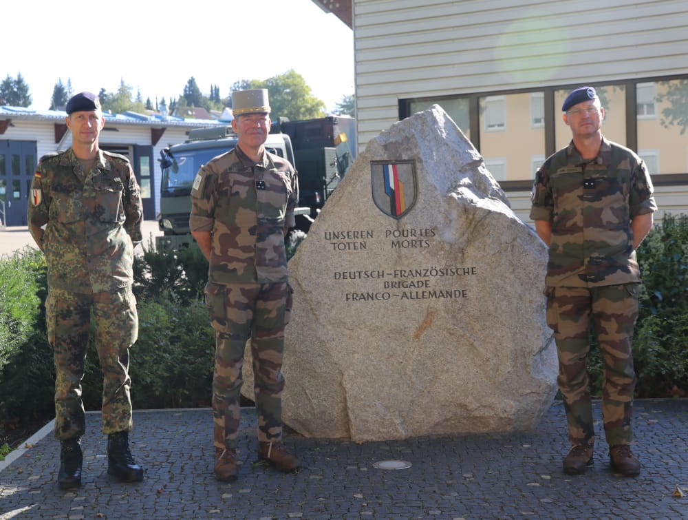 1reDivision's tweet photo. 🇨🇵🇩🇪Visite de Commandement
Aujourd’hui, le GDI @Rondeau_PYves s’est rendu au sein de la @DFBrigade à #Müllheim.
Lors des honneurs, il a partagé un moment avec les militaires de la #BFA.
Il a ensuite échangé avec le GBR Leroux sur les succès et les défis à venir de la @DFBrigade. https://t.co/FbC4UIaIF1