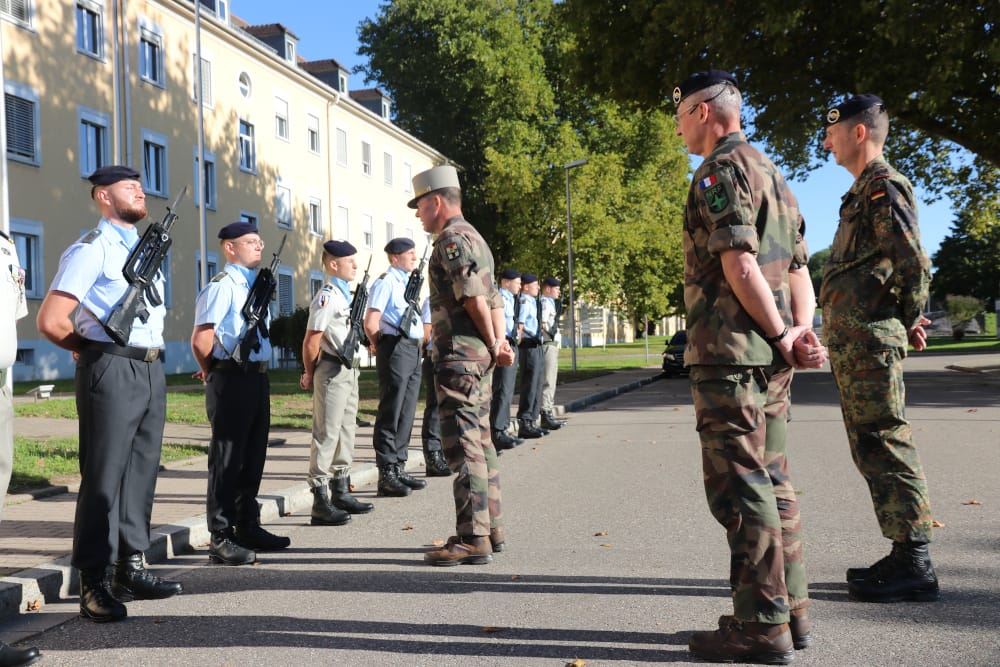 1reDivision's tweet photo. 🇨🇵🇩🇪Visite de Commandement
Aujourd’hui, le GDI @Rondeau_PYves s’est rendu au sein de la @DFBrigade à #Müllheim.
Lors des honneurs, il a partagé un moment avec les militaires de la #BFA.
Il a ensuite échangé avec le GBR Leroux sur les succès et les défis à venir de la @DFBrigade. https://t.co/FbC4UIaIF1