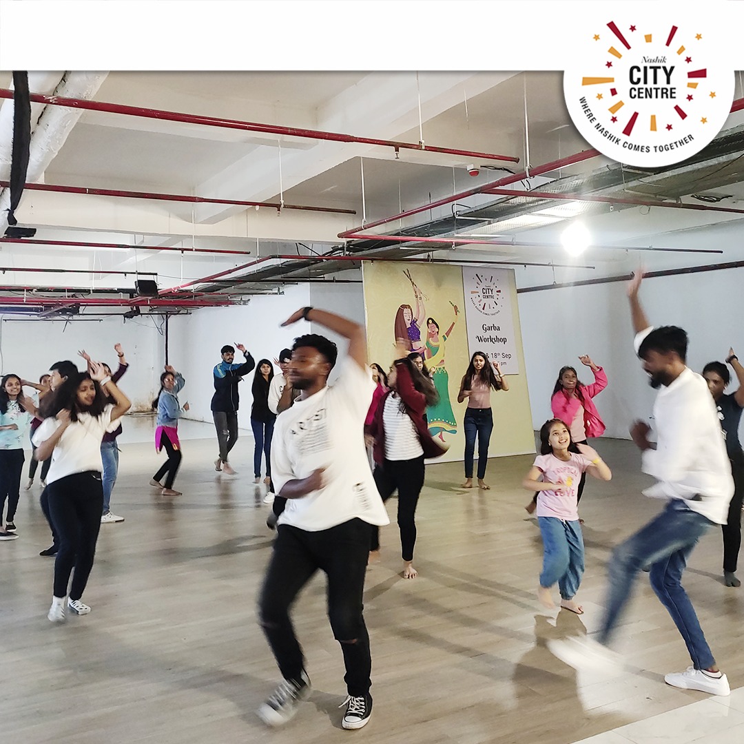nasikcitycentre's tweet photo. Yes we were high on Garba this weekend! Indeed an incredible and energetic workshop.

#garba #garbadance #garbalover #dandiya #garbaworkshop #raas #raasleela #register #garbaclass #happiness #fun #gujju #navratrispecial
#navratrivibes #navratriwear https://t.co/ok6N5xlA0U