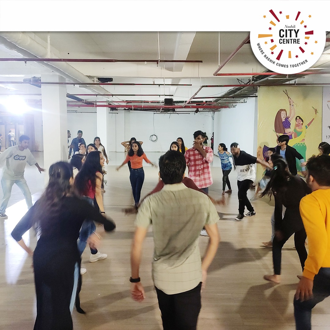 nasikcitycentre's tweet photo. Yes we were high on Garba this weekend! Indeed an incredible and energetic workshop.

#garba #garbadance #garbalover #dandiya #garbaworkshop #raas #raasleela #register #garbaclass #happiness #fun #gujju #navratrispecial
#navratrivibes #navratriwear https://t.co/ok6N5xlA0U