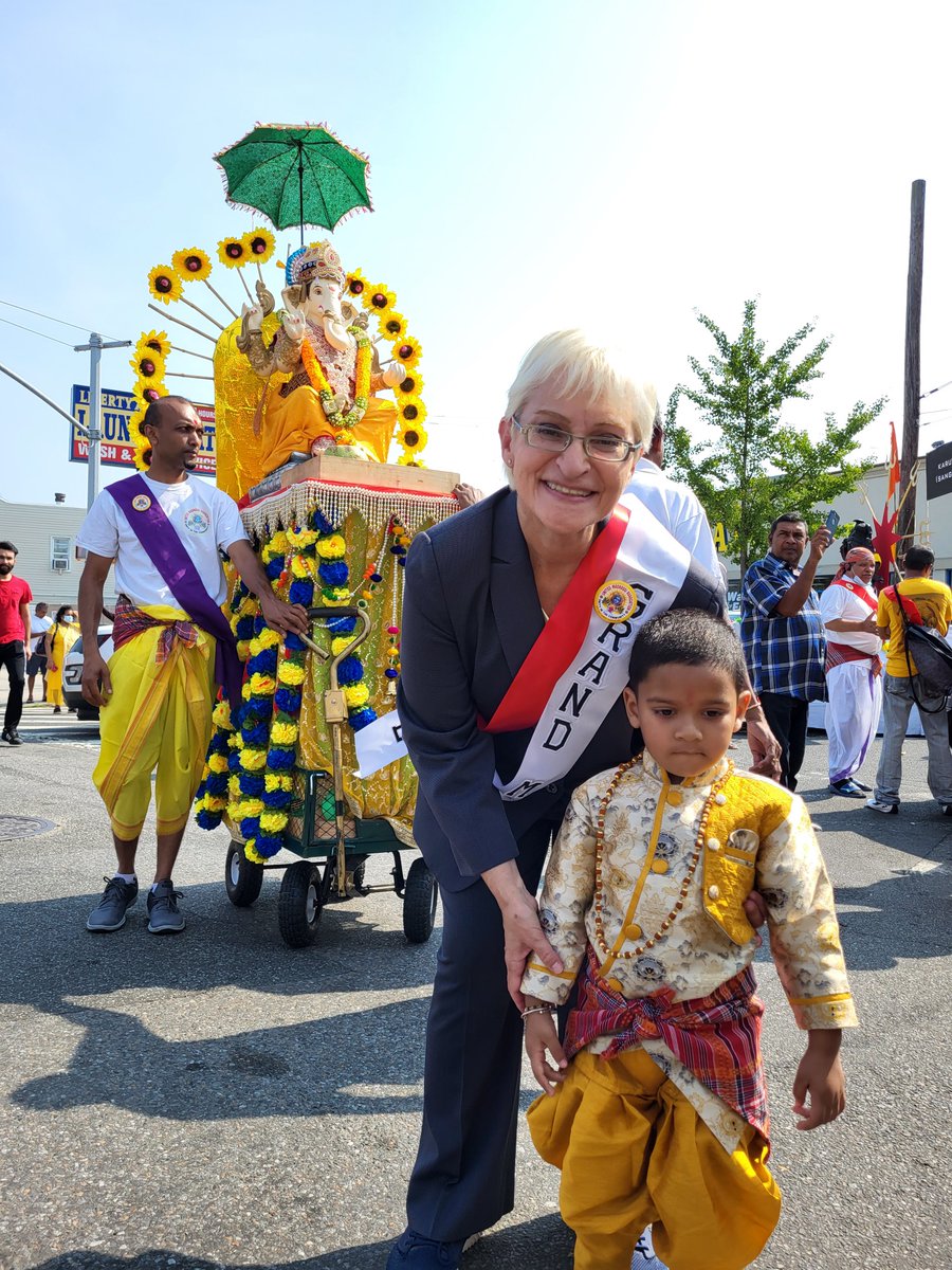 Lynn4NYC's tweet photo. Really enjoyed another jam packed weekend in the community, from preparing food packages for the upcoming Jewish holiday of Rosh Hashanah with @TheQJCC to being the Grand Marshall at @MadrassiUnited Day Parade to meeting with constituents at the #AustinStreet fair. https://t.co/L4UHfeH7dG