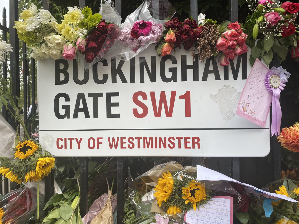 DabirulC's tweet photo. The volunteers of British Bangladeshi Community and Channel S are distributing 96,000 meals to the people attending funeral of HM the Queen @BBCLondonNews https://t.co/iSuJ2DFnBb