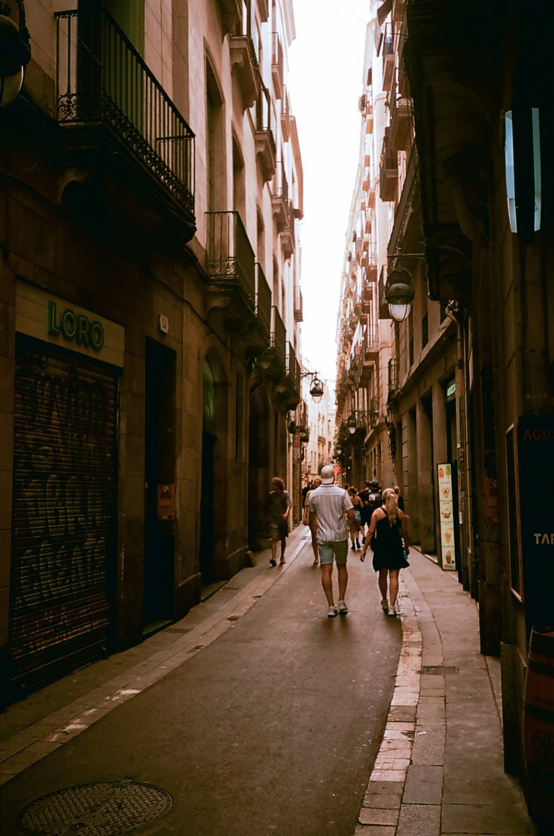 phoonix7's tweet photo. Barcelona on film 🎞 https://t.co/Ahy17HbGE9