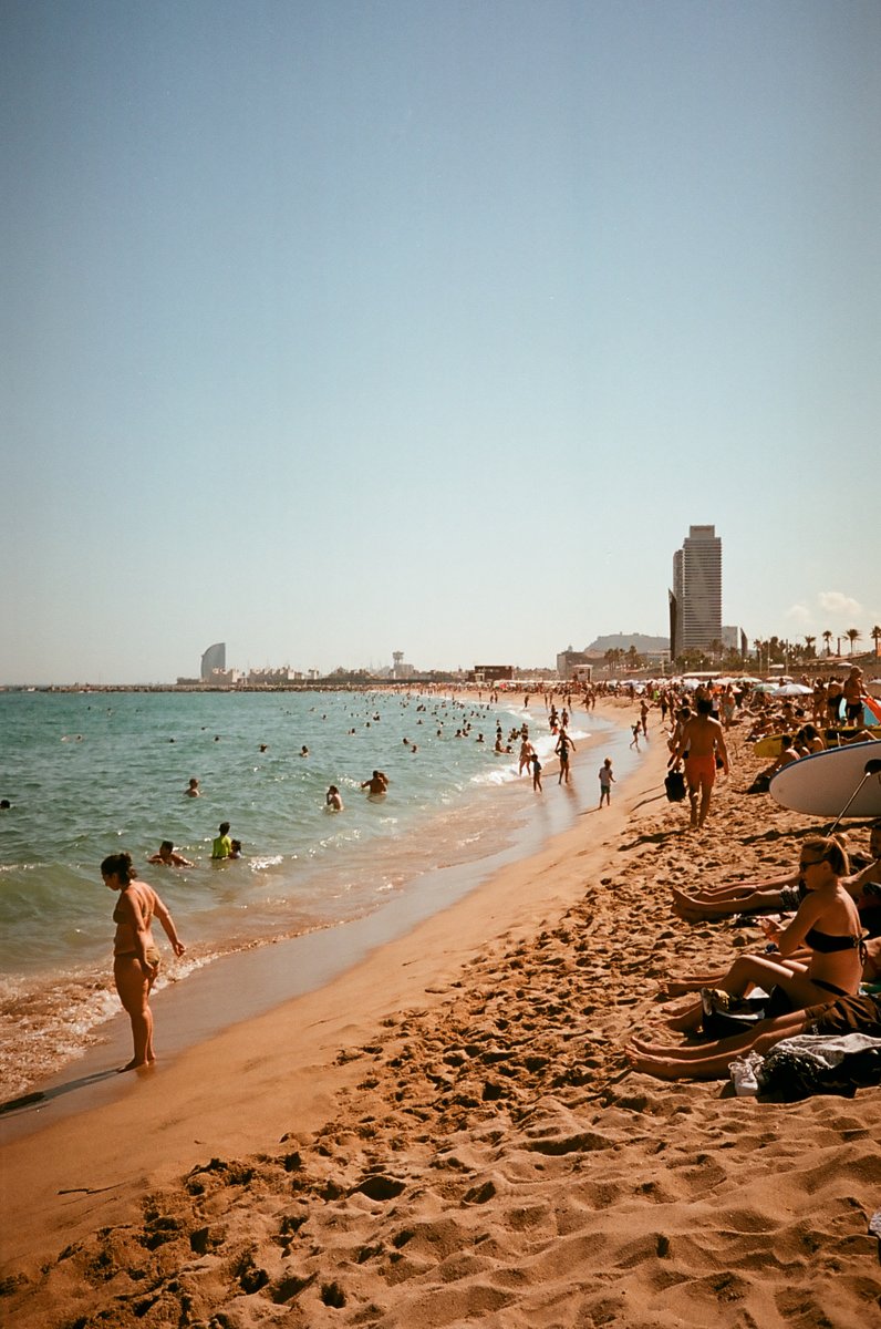 phoonix7's tweet photo. Barcelona on film 🎞 https://t.co/Ahy17HbGE9