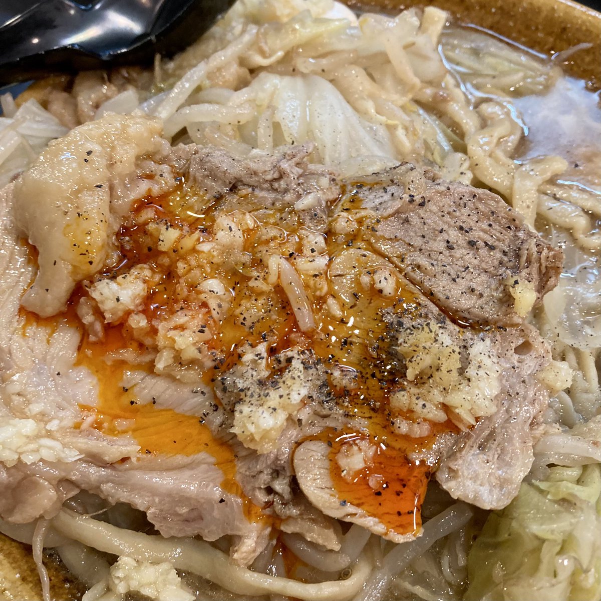taka5cQ2's tweet photo. 自家製麺NO11
😈Monday-11😈
My適量のアブサラダが盛られた一杯が着丼…懐かしさと嬉しさが込み上げ…ます🥹
豚の旨味溢れるスープと海老原製麺🦾の組み合わせはマサに最高の一杯でした🍜
必殺の生姜大蒜BP豚🐽も堪能して大満足っ♨️
北海道から通い続けます✈️
🍥223+4+5杯目
　　〜彼女💁‍♀️&amp;息子と訪店🌀 https://t.co/iURxldx8fk