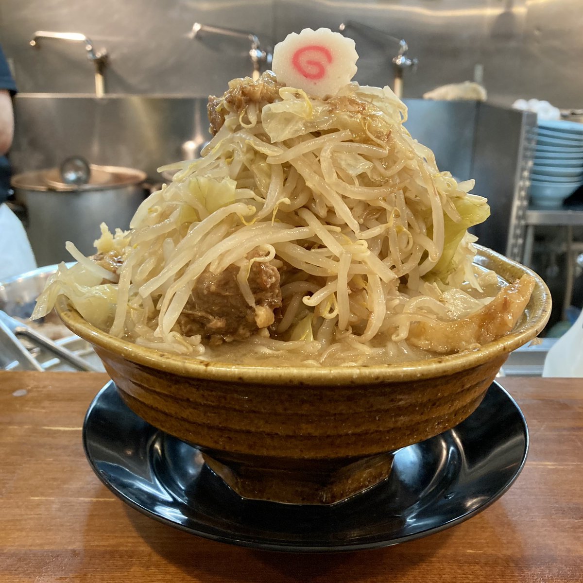taka5cQ2's tweet photo. 自家製麺NO11
😈Monday-11😈
My適量のアブサラダが盛られた一杯が着丼…懐かしさと嬉しさが込み上げ…ます🥹
豚の旨味溢れるスープと海老原製麺🦾の組み合わせはマサに最高の一杯でした🍜
必殺の生姜大蒜BP豚🐽も堪能して大満足っ♨️
北海道から通い続けます✈️
🍥223+4+5杯目
　　〜彼女💁‍♀️&amp;息子と訪店🌀 https://t.co/iURxldx8fk