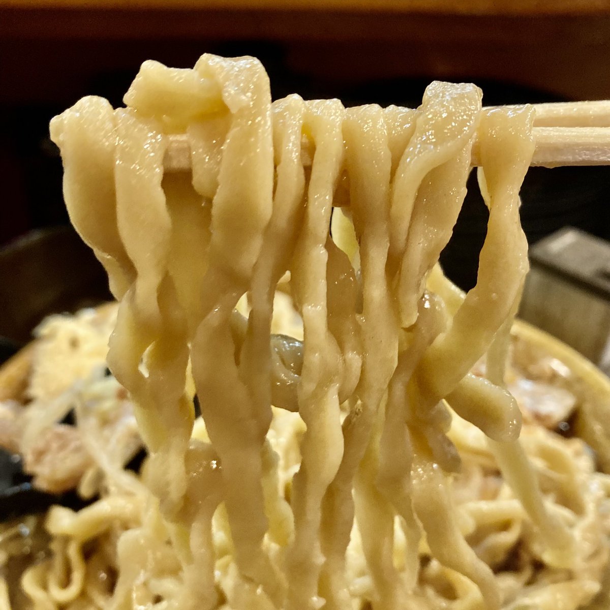taka5cQ2's tweet photo. 自家製麺NO11
😈Monday-11😈
My適量のアブサラダが盛られた一杯が着丼…懐かしさと嬉しさが込み上げ…ます🥹
豚の旨味溢れるスープと海老原製麺🦾の組み合わせはマサに最高の一杯でした🍜
必殺の生姜大蒜BP豚🐽も堪能して大満足っ♨️
北海道から通い続けます✈️
🍥223+4+5杯目
　　〜彼女💁‍♀️&amp;息子と訪店🌀 https://t.co/iURxldx8fk