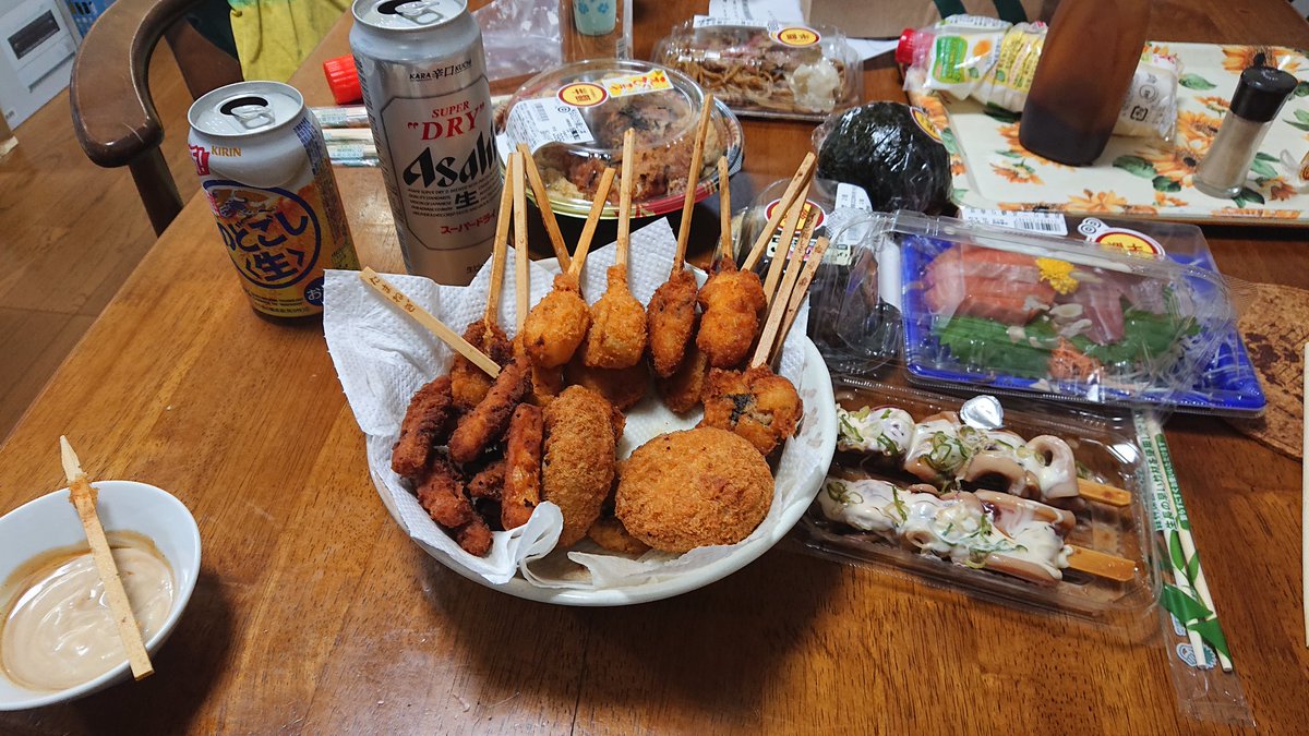 yz125gingaman1's tweet photo. 祝日の夜は彼女と🍺パーティー
最近のスーパーの惣菜はクオリティ高い😳
酒飲んでTwitter見てたらスーパーモタードに興味津々😎 https://t.co/PSSCrKYKIv