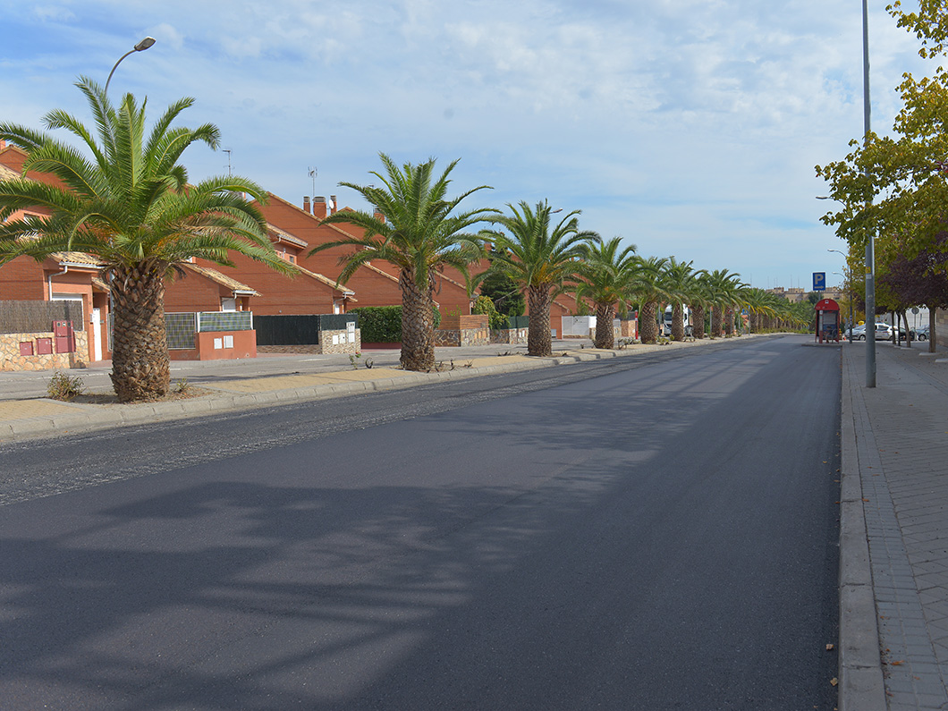 Ayto_Valdemoro's tweet photo. A buen ritmo los trabajos de asfaltado de la avenida del Mar Mediterráneo. Una vez finalizado, continuarán por la calle Aguado, donde están a punto de comenzar las labores de fresado. Consulta las paradas de autobús alternativas para las próximos días.  https://t.co/5OBojXtTUx https://t.co/QiErzZW1aP