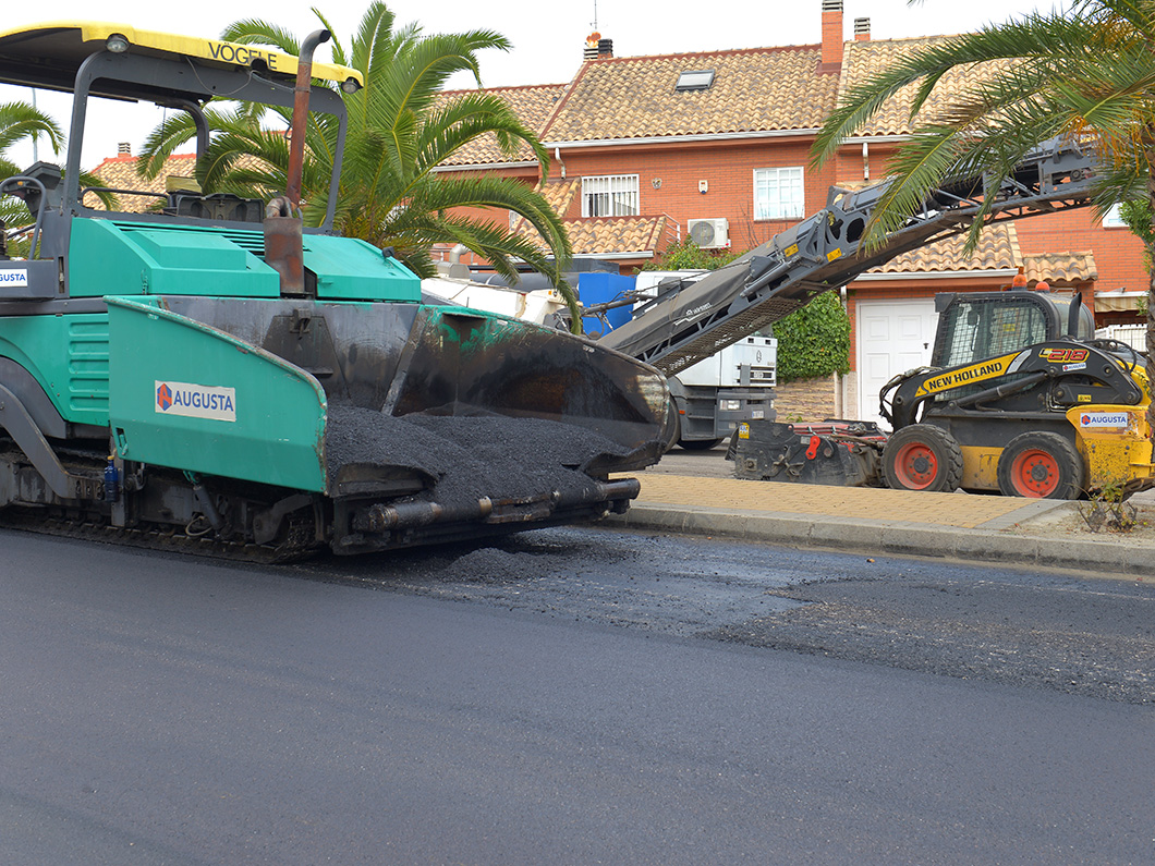 Ayto_Valdemoro's tweet photo. A buen ritmo los trabajos de asfaltado de la avenida del Mar Mediterráneo. Una vez finalizado, continuarán por la calle Aguado, donde están a punto de comenzar las labores de fresado. Consulta las paradas de autobús alternativas para las próximos días.  https://t.co/5OBojXtTUx https://t.co/QiErzZW1aP