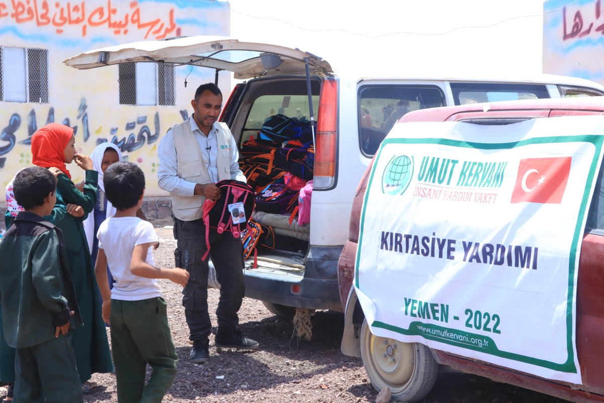 umutkervanivkf's tweet photo. Umut Kervanı olarak desteklerinizle Yemen'de minik kardeşlerimize yönelik kırtasiye dağıtımı gerçekleştirerek çocuklarımızın heyecanlarına ortak olduk.🥰 https://t.co/CQ18lxywbn