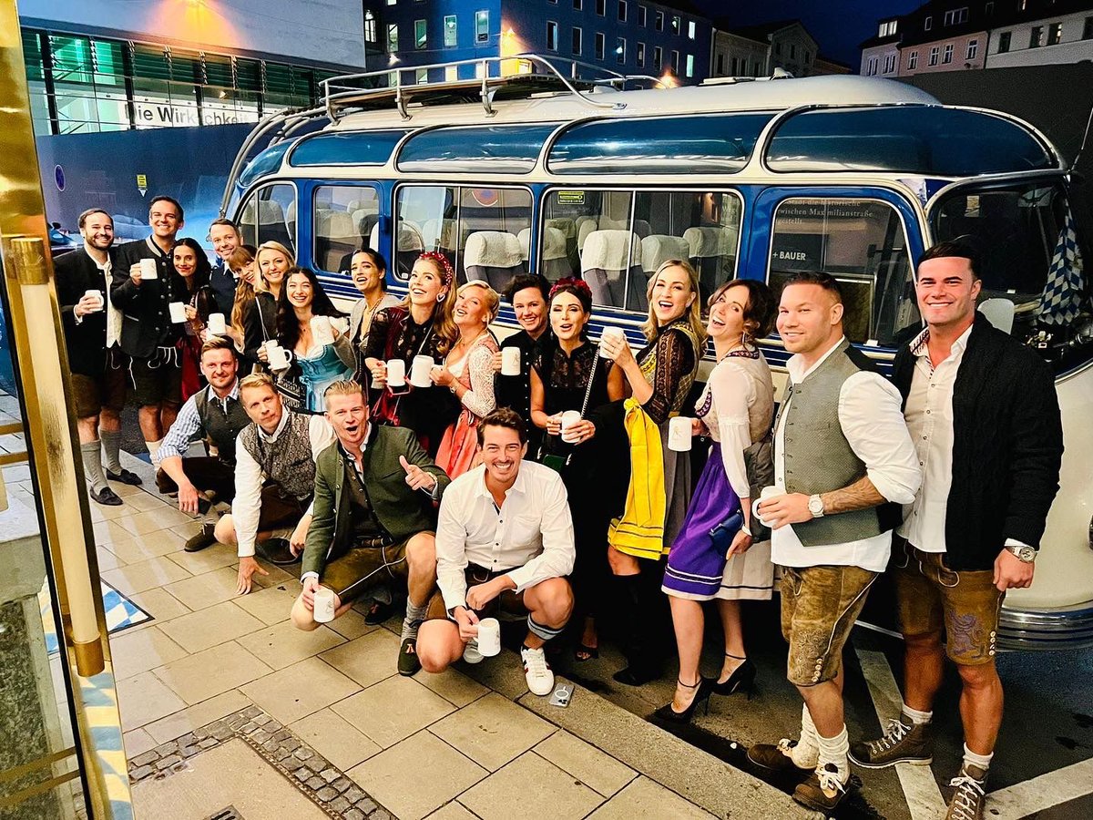 The MO Munich Oktoberfest Shuttle Bus and its guests are ready to go.🥨🎡🍺 #Oktoberfest2022