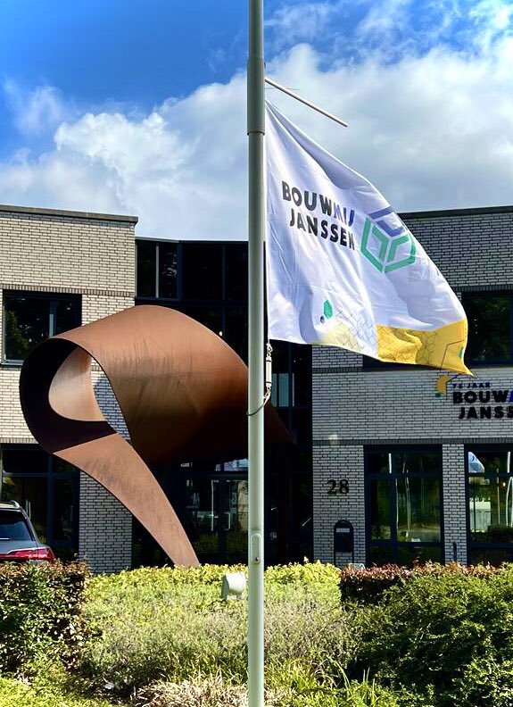 Onze vlag hangt halfstok. Dit weekend bereikte ons het droevige bericht van het overlijden van Karel Janssen, oud-eigenaar en directeur van Bouwmij Janssen. Wij leven mee met de nabestaanden en wensen hen veel sterkte om dit grote verlies te dragen.