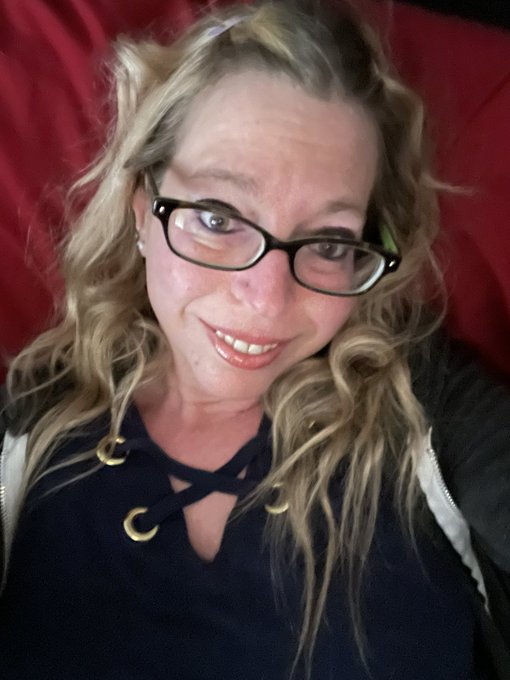 Which you like better teacher glasses look or no glasses ?? Xoxo 💋  👩&zwj;🏫 https://t.co/z3vPnqnnJx