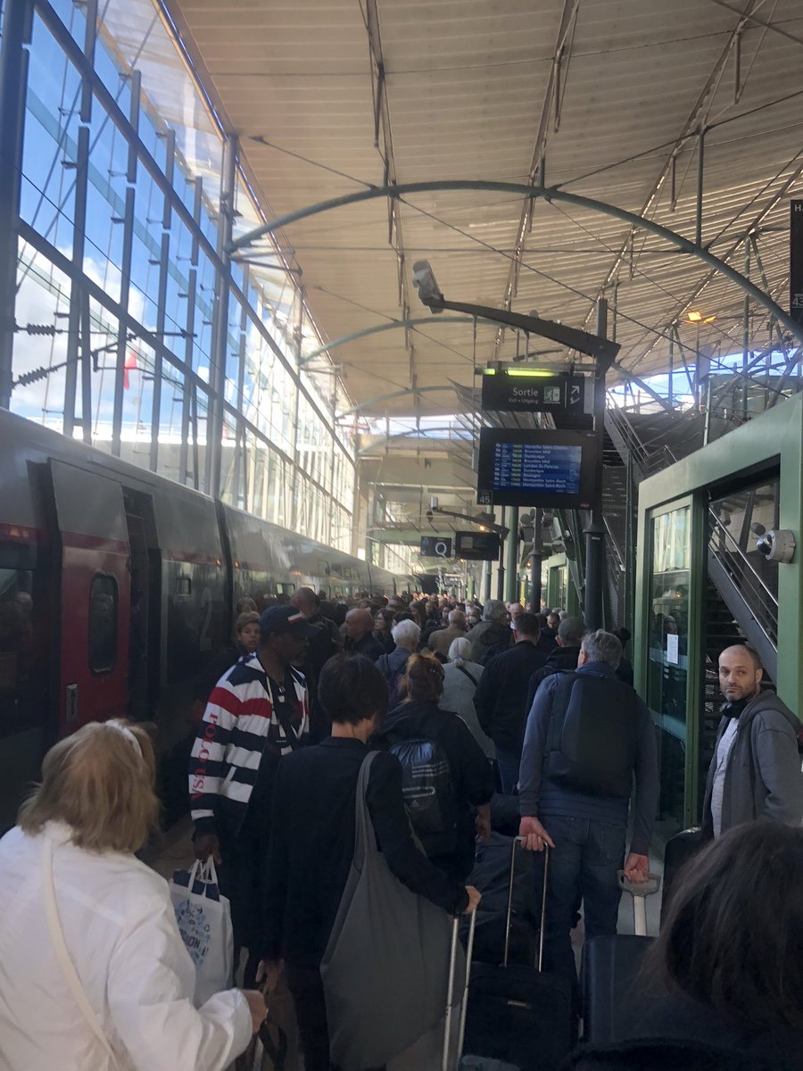 RayedBenbrahim's tweet photo. Je vous présente une nouvelle série de tweets sous le hashtag #petitbugduquotidien qui nous arrivent.
Aujourd'hui la sncf et la gare lille Europe s'est trompé de sens dans l'affichage des voitures et des repères.
Résultat gros chassé croisé des passager en + du débarquement https://t.co/pD8Fx6eTWu