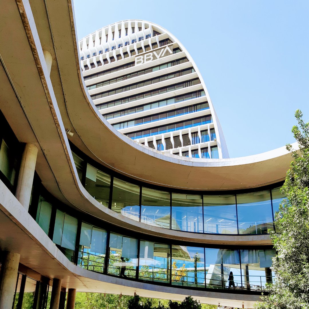 OpenHouseMadrid's tweet photo. 💥¿Conocéis la sede del grupo BBVA en Madrid? Seguro que "La Vela" os suena pero, ¿sabíais que se trata de un complejo de 114.000 metros cuadrados donde trabajan 6.000 personas?
#OpenHouseMadrid #festivalarquitectura #ciudadBBVA #arquitecturasostenible #edificiosunicos https://t.co/WKatxJhb4Y