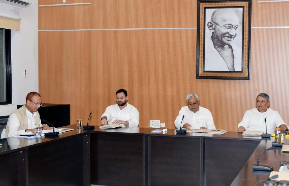 yadavtejashwi's tweet photo. मा० मुख्यमंत्री @NitishKumar की अध्यक्षता एवं मा० वित्त मंत्री @VijayKChy और उद्योग मंत्री @samirmahaseth_ की उपस्थिति में उद्योग विभाग की समीक्षा बैठक हुई।

बिहार में औद्योगिक विकास, उद्योग नीति, मुख्यमंत्री उद्यमी योजना सहित अन्य महत्वपूर्ण योजनाओं पर विमर्श एवं रिव्यू हुआ। https://t.co/CaDDLrh1JD