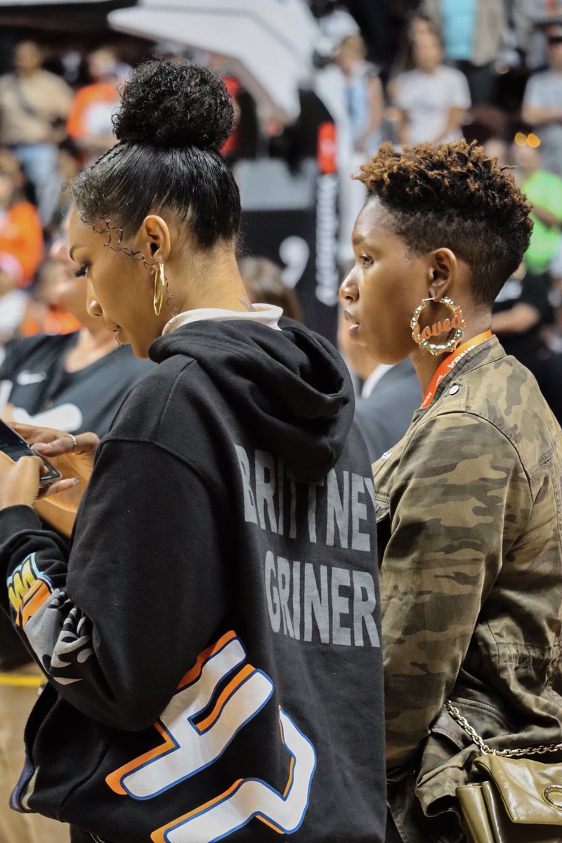 iss’ome queens at the #WNBAFinals  👑 @ariivory @McNuttMonica 👑

📸: 🙋🏾‍♂️