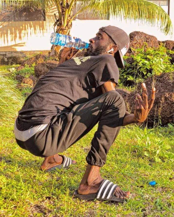 AfricaFactsZone's tweet photo. Gabon's most flexible man, Jaures Kombila showcases his talent. https://t.co/3cCo9lZrsi