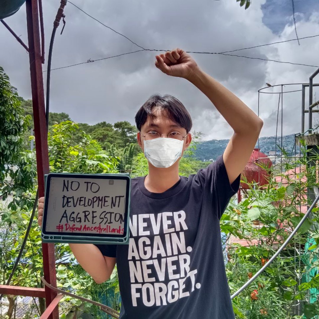 KATRIBU_UPD's tweet photo. [ML@50 SOCMED RALLY DAY 1: EKONOMIYA]

MARCOS SR. AT JR. MAGNANAKAW, PAHIRAP SA TAUMBAYAN!

Ngayong dalawang araw na lamang ang nalalabi upang gunitain ang ika-50 anibersaryo ng marahas na batas militar ng rehimeng Marcos. https://t.co/vNTmJ7BGCt