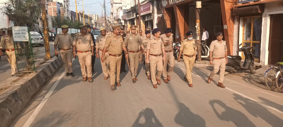 ayodhya_police's tweet photo. जनपद अयोध्या में आगामी मेला/त्यौहारों के सुरक्षा के दृष्टिगत श्रीमान अपर पुलिस महानिदेशक @adgzonelucknow के नेतृत्व में #DigRangeAyodhya, #SSP_अयोध्या एवं अन्य अधिकारियों/कर्मचारियों के साथ पैदल गस्त किया गया। #UPPolice https://t.co/zl3Nu7H5Cg
