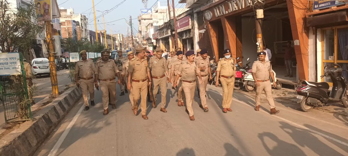 ayodhya_police's tweet photo. जनपद अयोध्या में आगामी मेला/त्यौहारों के सुरक्षा के दृष्टिगत श्रीमान अपर पुलिस महानिदेशक @adgzonelucknow के नेतृत्व में #DigRangeAyodhya, #SSP_अयोध्या एवं अन्य अधिकारियों/कर्मचारियों के साथ पैदल गस्त किया गया। #UPPolice https://t.co/zl3Nu7H5Cg