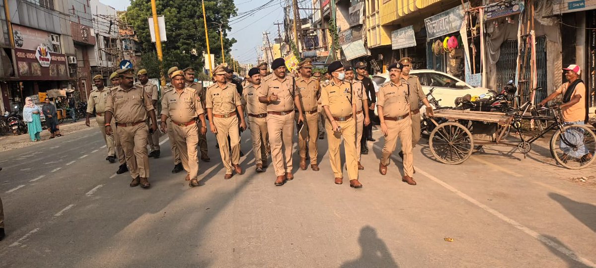 ayodhya_police's tweet photo. जनपद अयोध्या में आगामी मेला/त्यौहारों के सुरक्षा के दृष्टिगत श्रीमान अपर पुलिस महानिदेशक @adgzonelucknow के नेतृत्व में #DigRangeAyodhya, #SSP_अयोध्या एवं अन्य अधिकारियों/कर्मचारियों के साथ पैदल गस्त किया गया। #UPPolice https://t.co/zl3Nu7H5Cg