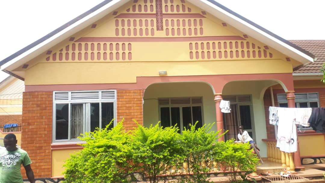 DanidoProperty's tweet photo. Urgent money is needed urgently TOMMORROW OR NEXT DAY BUSUBUZI DEAL ON QUICK SALE . Zanna Entebbe Road 5bedrooms Home on 23decimals on Sale
Price 230m,NOTE  least price  ,with ready title. Note: Instalments accepted. 
Contact 0701380000 https://t.co/isl2Wxy4S6