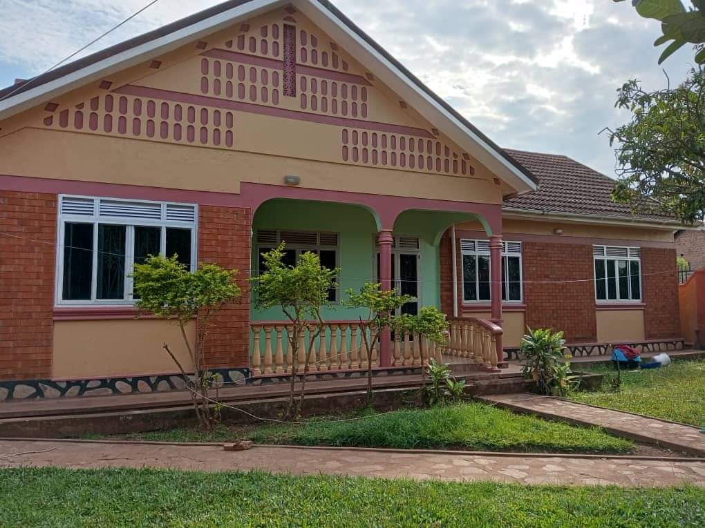 DanidoProperty's tweet photo. Urgent money is needed urgently TOMMORROW OR NEXT DAY BUSUBUZI DEAL ON QUICK SALE . Zanna Entebbe Road 5bedrooms Home on 23decimals on Sale
Price 230m,NOTE  least price  ,with ready title. Note: Instalments accepted. 
Contact 0701380000 https://t.co/isl2Wxy4S6