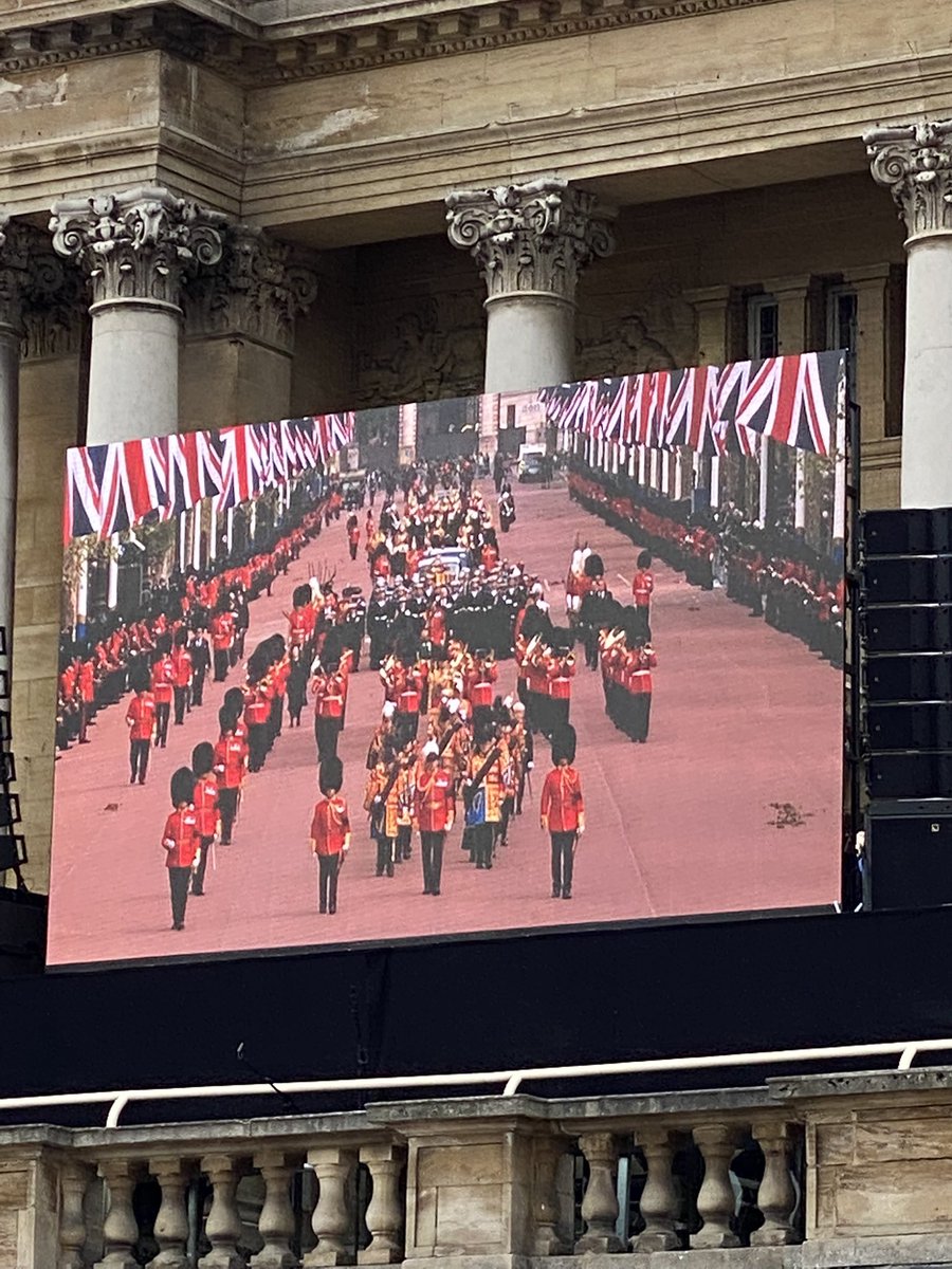 andytrain's tweet photo. Incredible spectacle. Thank you Helen &amp; team #HullEvents @Hullccnews @hullccinfo #QueenVictoriaSquare #Hull https://t.co/GeYHbtR6Gu
