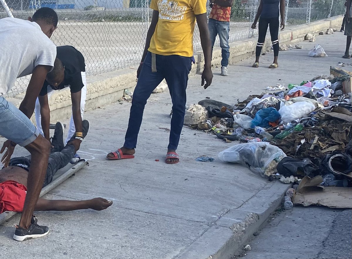 DieulivensJules's tweet photo. #krim: Kely Joseph, se non yon jèn gason k’ap benyen nan san li, devan lekòl Kay frè yo nan #Gonayiv. Selon enfòmasyon yo, viktim lan se yon chofè taksi moto ki gen 24 lanne sou Tèt li. Jij de pè #DanielPierre sou plas ak lapolis deja bay lòd pou leve kadav la. @etiennecp https://t.co/RpGLnxyqB2