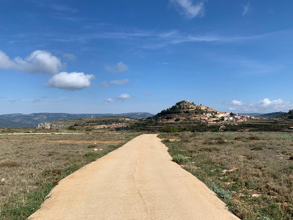 tombatossalator's tweet photo. Tots els camins,
el cel,
la terra
i la mar,
tot
em fa anar
cap a tu.
AGP, Trossets.
#BonMigdia #AltMaestrat #pensaments #testime #brollamots https://t.co/KnlgFODRvg https://t.co/H6acYB1euY