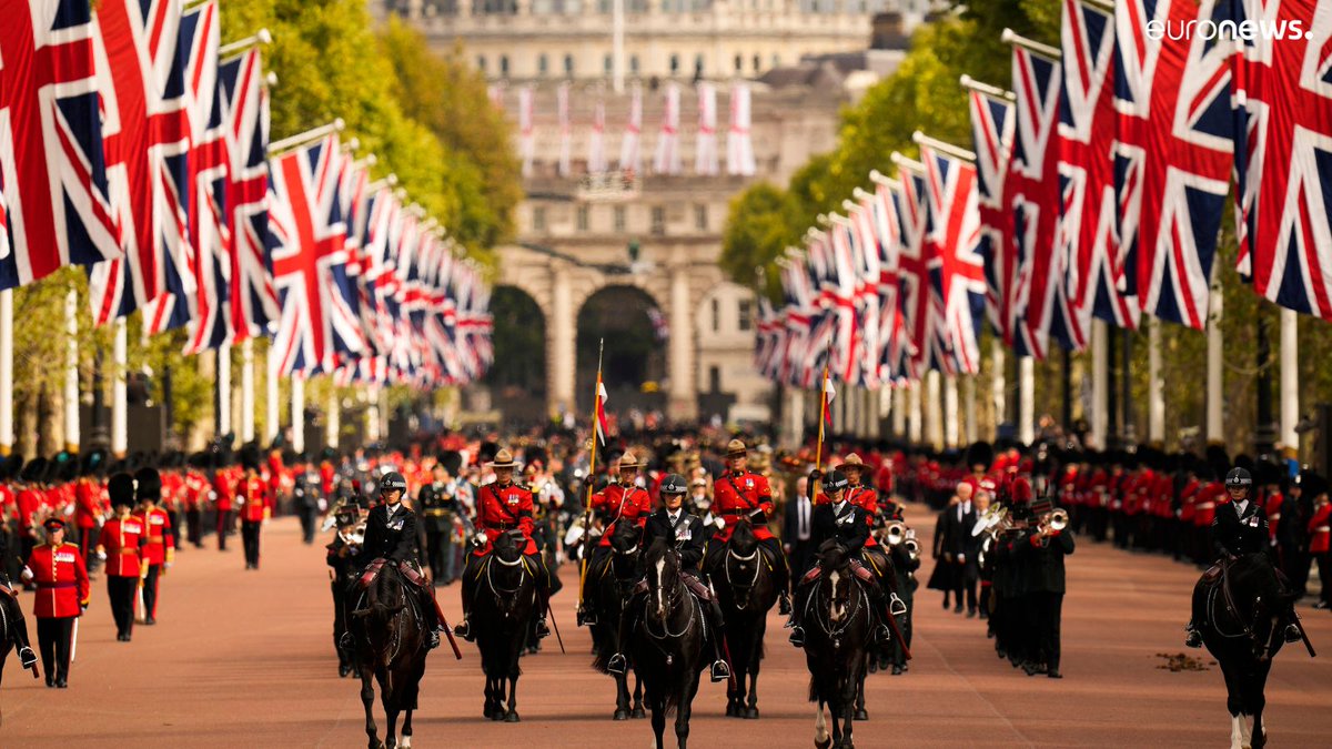 Canadian_Crown's tweet photo. The 2km long State Funeral Procession of Her Majesty Queen Elizabeth II is led by the Royal Canadian Mounted Police. 🐴🇨🇦

Canada represents the largest Commonwealth contingent with over 100 members from the Royal Canadian Navy, Royal Canadian Air Force &amp; Canadian Army.

#cdnpoli https://t.co/KnXJ4QE4V6
