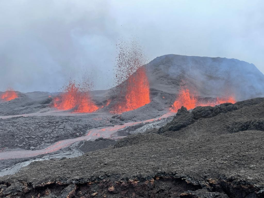 ObsFournaise's tweet photo. 🌋 L'éruption du #PitondelaFournaise se poursuit, avec des fontaines de lave de 20-30m de hauteur le long d'une fissure ouverte à l'ouest du cratère Kala Pélé sur le flanc Sud du cône terminal à l'intérieur de l'Enclos.
(©️PGHM) https://t.co/jqO7y2Cf71