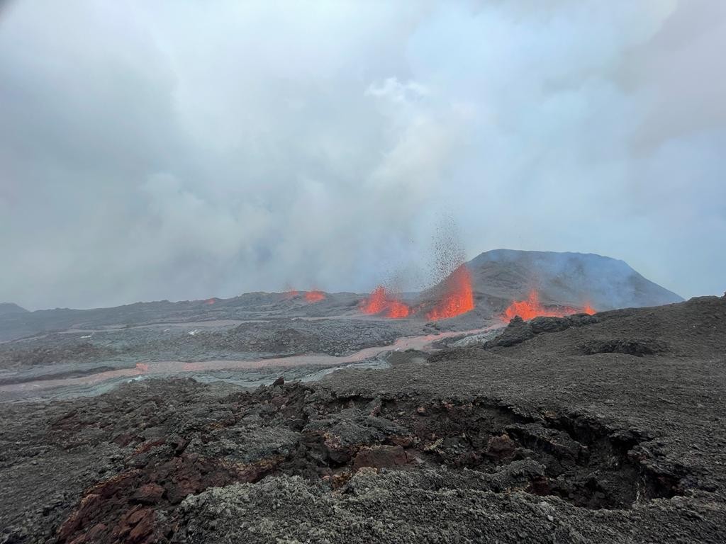 ObsFournaise's tweet photo. 🌋 L'éruption du #PitondelaFournaise se poursuit, avec des fontaines de lave de 20-30m de hauteur le long d'une fissure ouverte à l'ouest du cratère Kala Pélé sur le flanc Sud du cône terminal à l'intérieur de l'Enclos.
(©️PGHM) https://t.co/jqO7y2Cf71