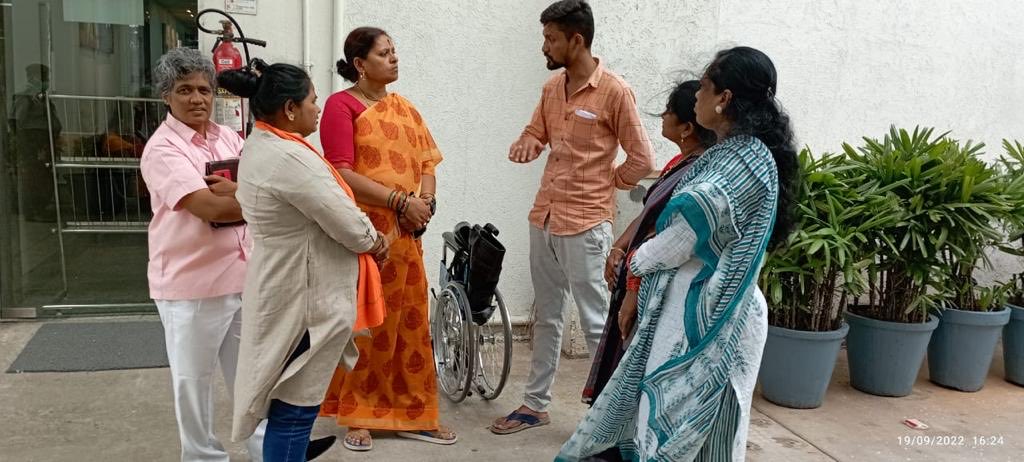 KGeethamurthy's tweet photo. #BJPTS Mahila Morcha _Visited Yashoda hospital _ Enquired about the incident of Jubilee Hills MLA’s PA Vijyaysingh attacked by a Women today. Talked with her husband 
#BJP4Telangana ⁦@JPNadda⁩ ⁦@blsanthosh⁩ ⁦@bandisanjay_bjp⁩ ⁦@tarunchughbjp⁩ ⁦ https://t.co/7onJ5f0NmV