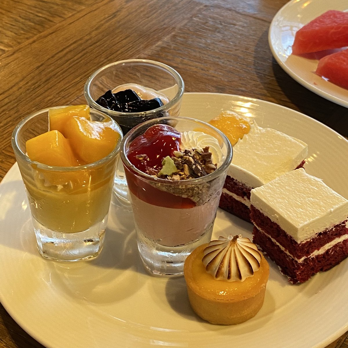 buffetอาหารกลางวันที่โรงแรม Marriott สุรวงศ์ ดีงามมากๆๆ ✨🥺 มีทั้งseafood , sashimi , อาหารไทย , อาหารต่างชาติ ให้เลือกเยอะจนไม่รู้จะกินอะไรก่อนเลย🤣 ของเกรดดีๆทั้งนั้น กุ้งสดมาก ปูก็ดี แซลม่อนลายสวยย ฟินนน ไปซ้ำแน่ ราคา575(เดือนนี้) ซื้อในlineได้ลดอีกก คุ้มม🫶🏻

#อร่อยไปแดก